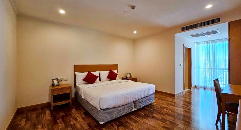 For rent 3 bedrooms condo in Khlong Toei, Bangkok