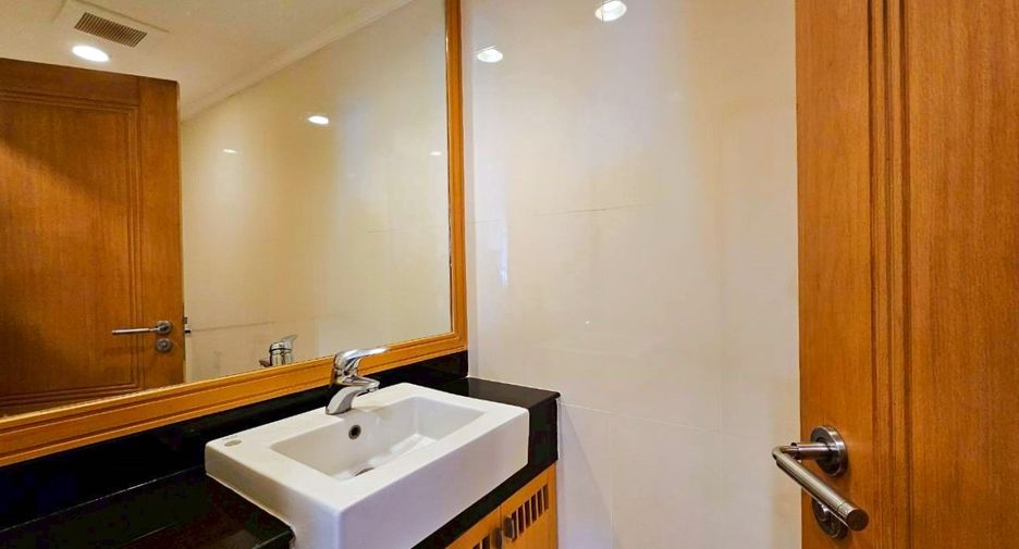 For rent 3 bedrooms condo in Khlong Toei, Bangkok