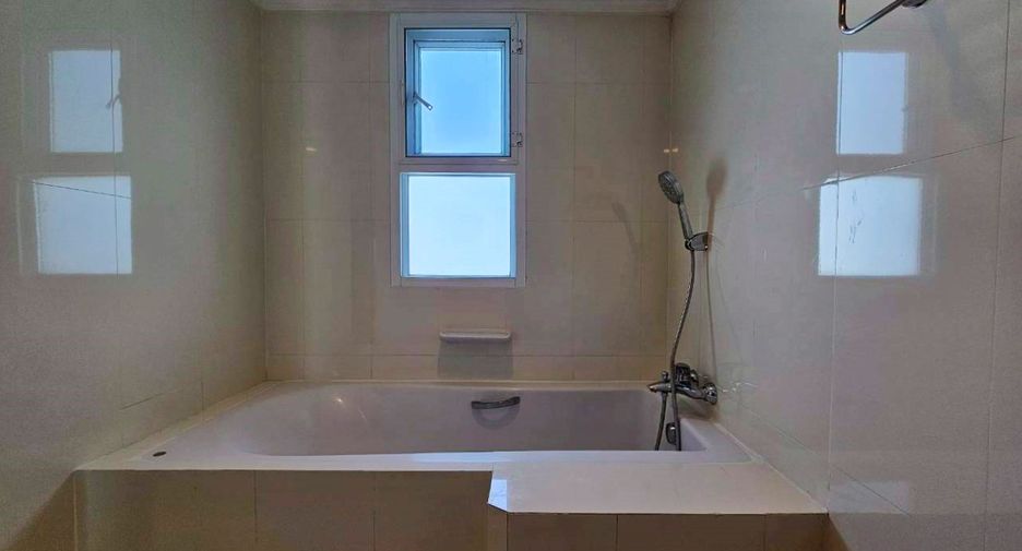 For rent 3 bedrooms condo in Khlong Toei, Bangkok