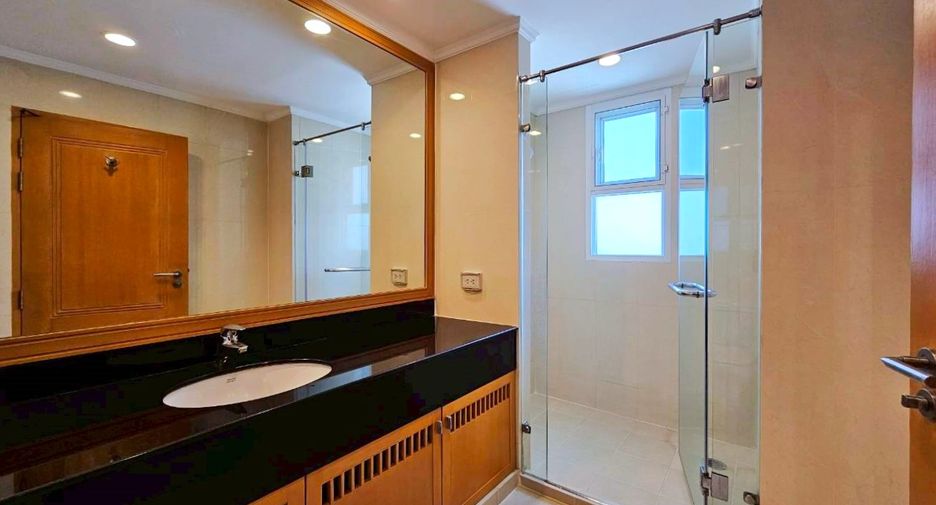 For rent 3 bedrooms condo in Khlong Toei, Bangkok
