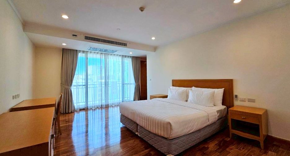 For rent 3 bedrooms condo in Khlong Toei, Bangkok