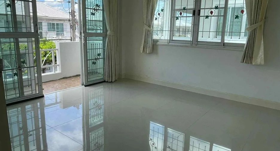 Casa en alquiler de 3 habitaciones en Lam Luk Ka, Pathum Thani