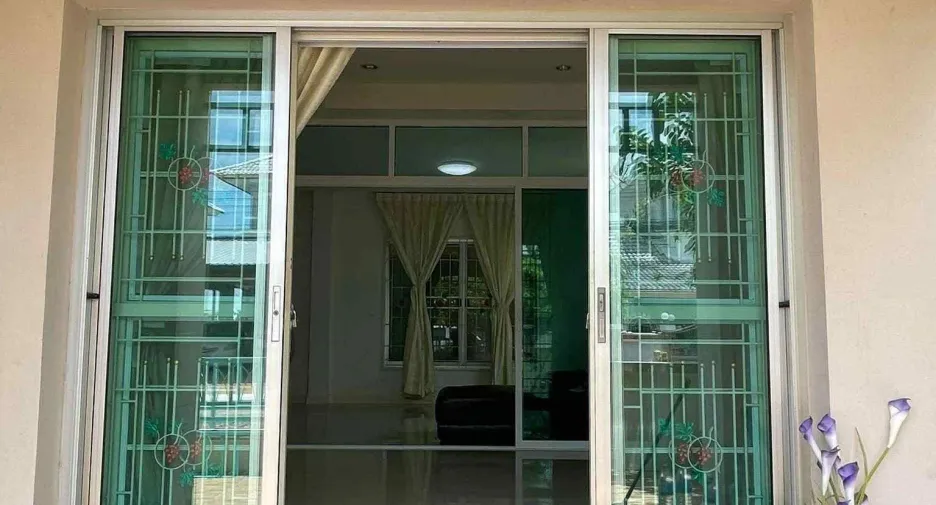 Casa en alquiler de 3 habitaciones en Lam Luk Ka, Pathum Thani