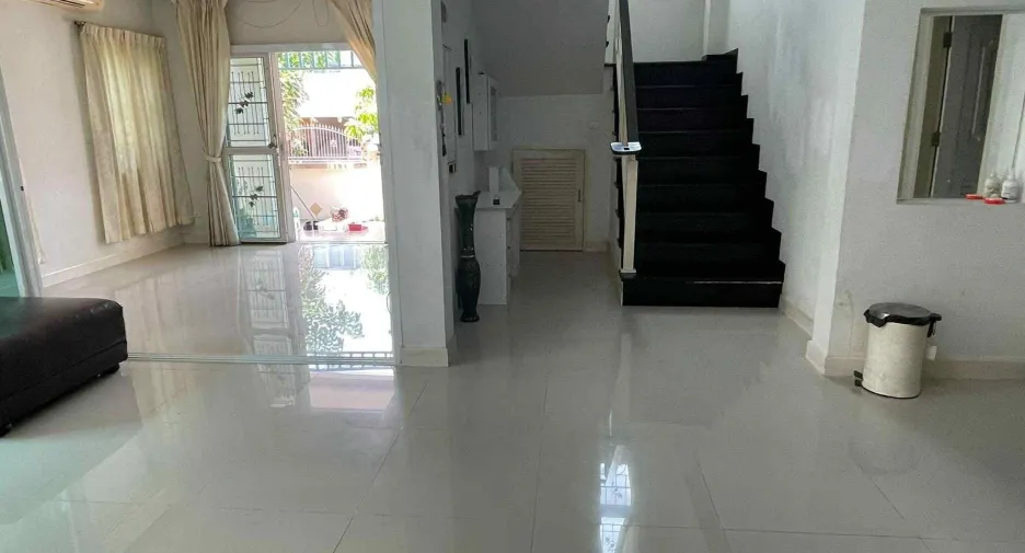 Casa en alquiler de 3 habitaciones en Lam Luk Ka, Pathum Thani