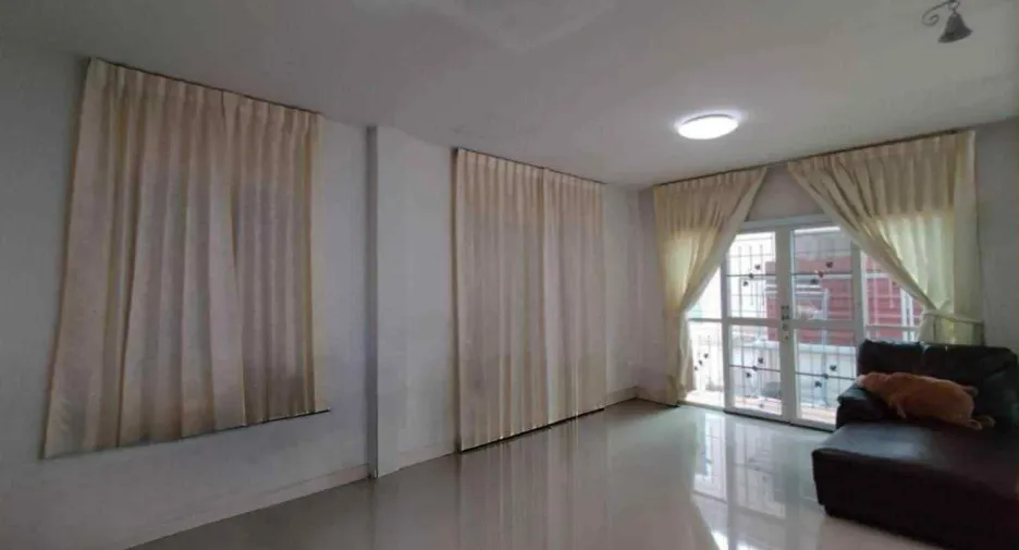 Casa en alquiler de 3 habitaciones en Lam Luk Ka, Pathum Thani