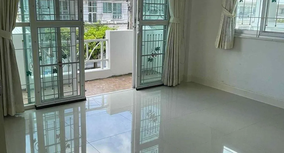 Casa en alquiler de 3 habitaciones en Lam Luk Ka, Pathum Thani