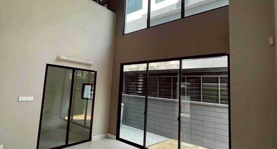 For sale 3 ベッドルーム townhouse in Saphan Sung, Bangkok