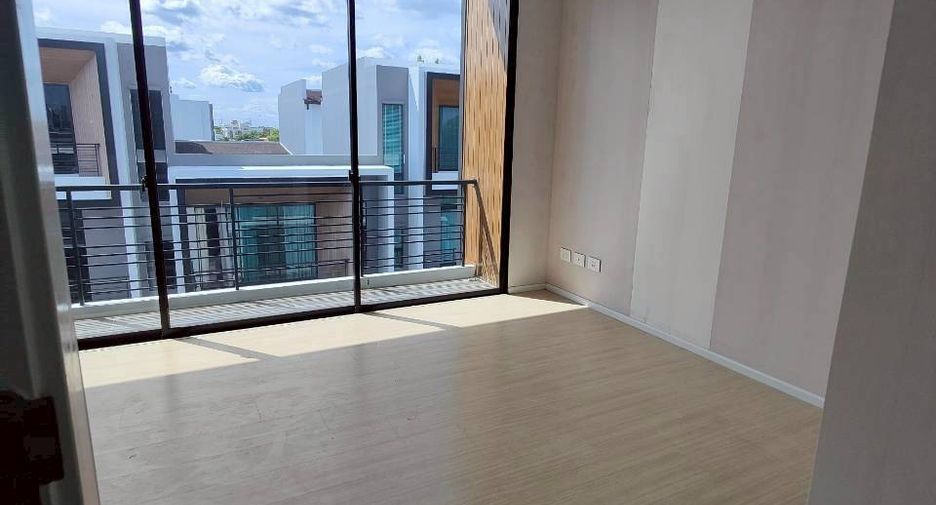 For sale 3 ベッドルーム townhouse in Saphan Sung, Bangkok