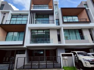Продажа 3 спальни таунхаус в Сапхан Сунг, Бангкок