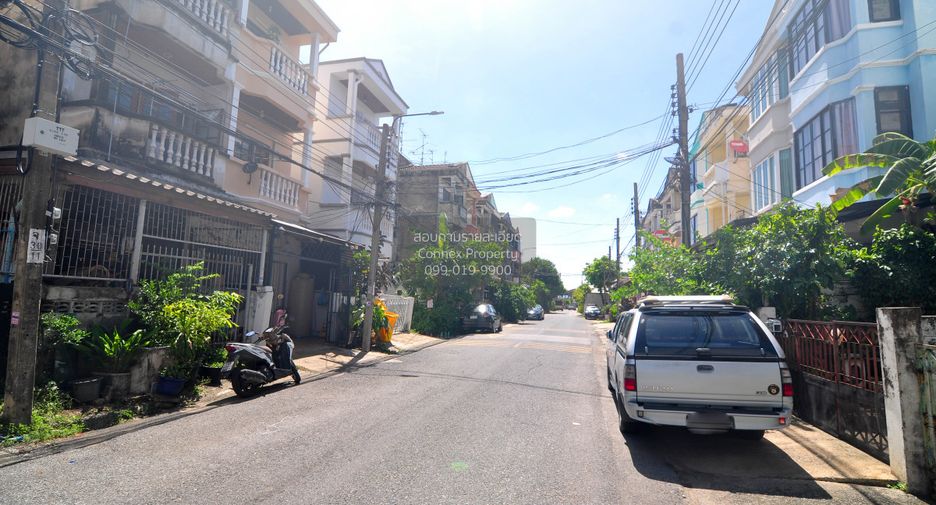 Casa adosada en venta de 4 habitaciones en Bang Kapi, Bangkok