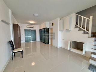Casa adosada en venta de 3 habitaciones en Thung Khru, Bangkok
