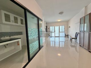 Casa adosada en venta de 3 habitaciones en Thung Khru, Bangkok