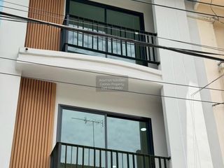 Casa adosada en venta de 4 habitaciones en Bang Kapi, Bangkok