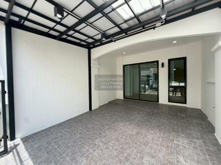 Casa adosada en venta de 4 habitaciones en Bang Kapi, Bangkok