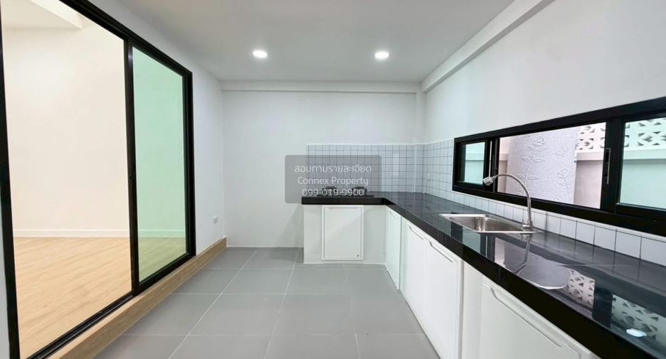 Casa adosada en venta de 4 habitaciones en Bang Kapi, Bangkok