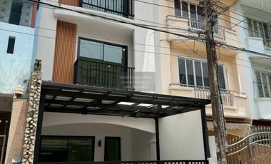 Casa adosada en venta de 4 habitaciones en Bang Kapi, Bangkok