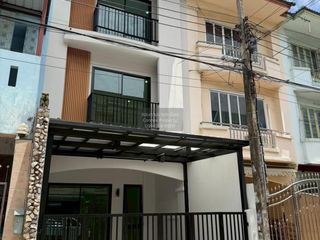Casa adosada en venta de 4 habitaciones en Bang Kapi, Bangkok