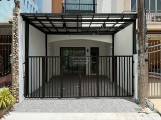 Casa adosada en venta de 4 habitaciones en Bang Kapi, Bangkok