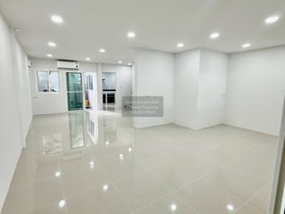 Casa adosada en venta de 3 habitaciones en Wang Thonglang, Bangkok