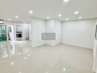 Casa adosada en venta de 3 habitaciones en Wang Thonglang, Bangkok