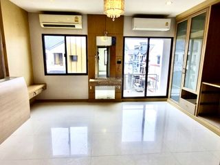 For sale 3 bedrooms townhouse in Wang Thonglang, Bangkok