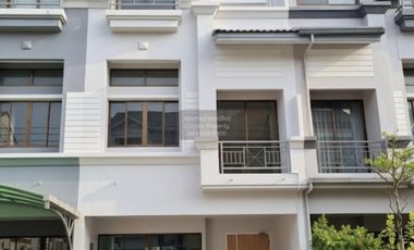 出售 3 卧室 联排别墅 在 Wang Thong Lang, 曼谷