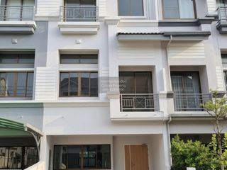 For sale 3 bedrooms townhouse in Wang Thonglang, Bangkok
