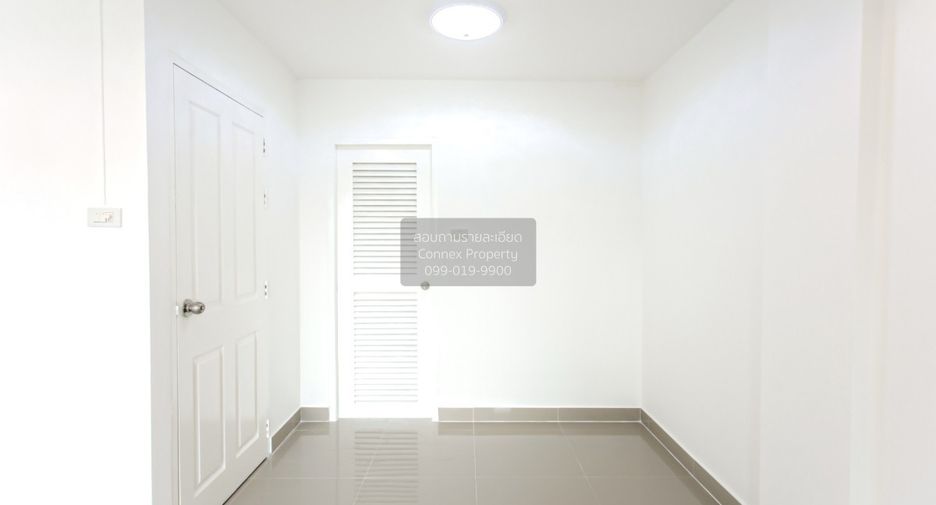 For sale 4 bedrooms townhouse in Huai Khwang, Bangkok