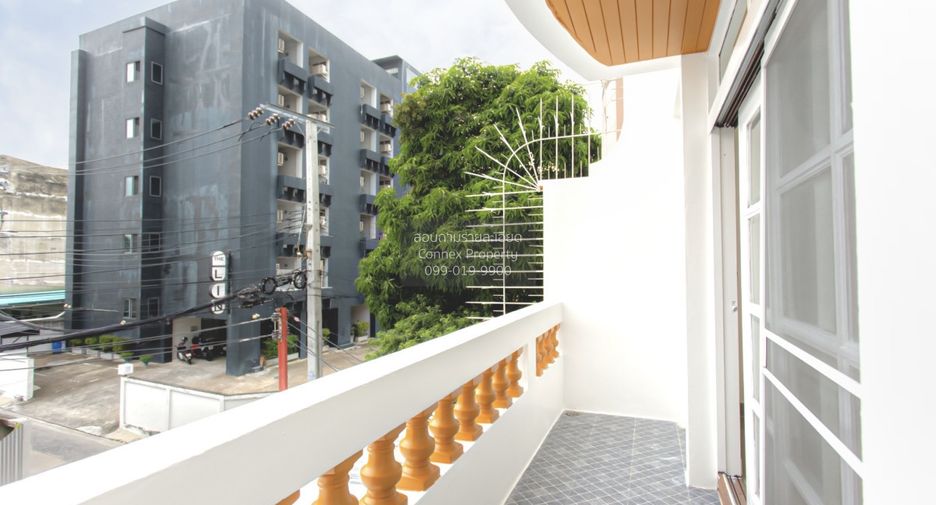 For sale 4 bedrooms townhouse in Huai Khwang, Bangkok