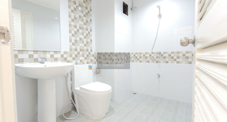 For sale 4 bedrooms townhouse in Huai Khwang, Bangkok