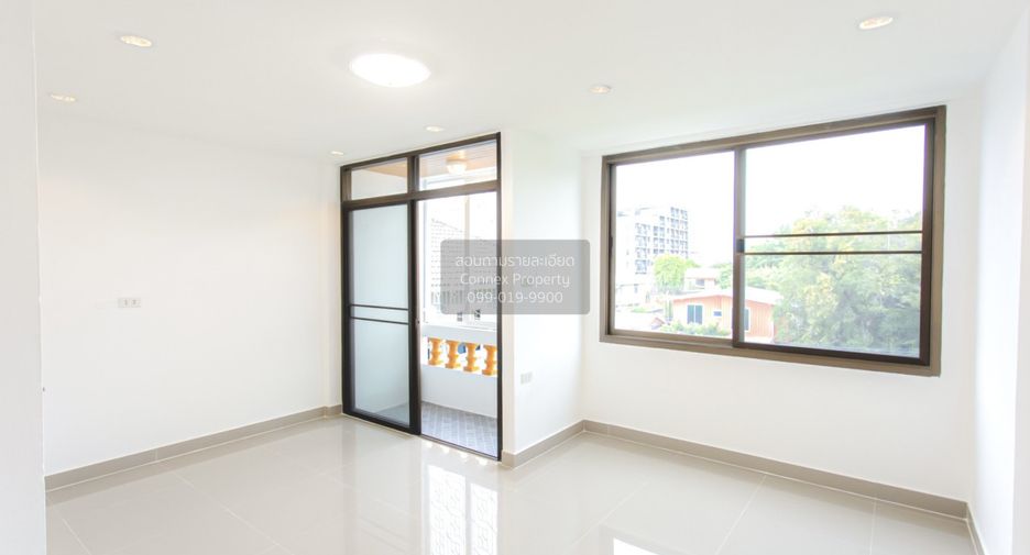 For sale 4 bedrooms townhouse in Huai Khwang, Bangkok