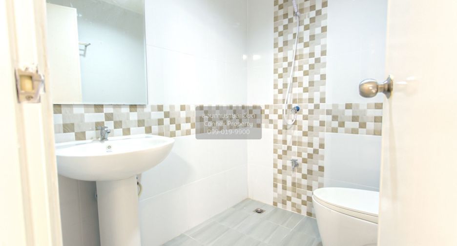 For sale 4 bedrooms townhouse in Huai Khwang, Bangkok