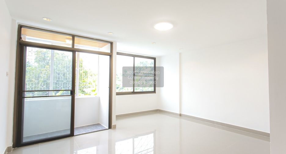 For sale 4 bedrooms townhouse in Huai Khwang, Bangkok