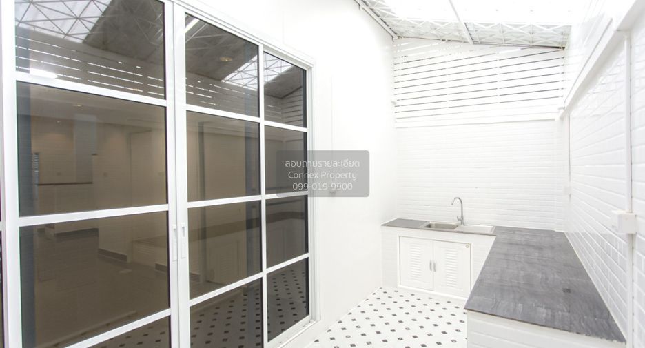 For sale 4 bedrooms townhouse in Huai Khwang, Bangkok