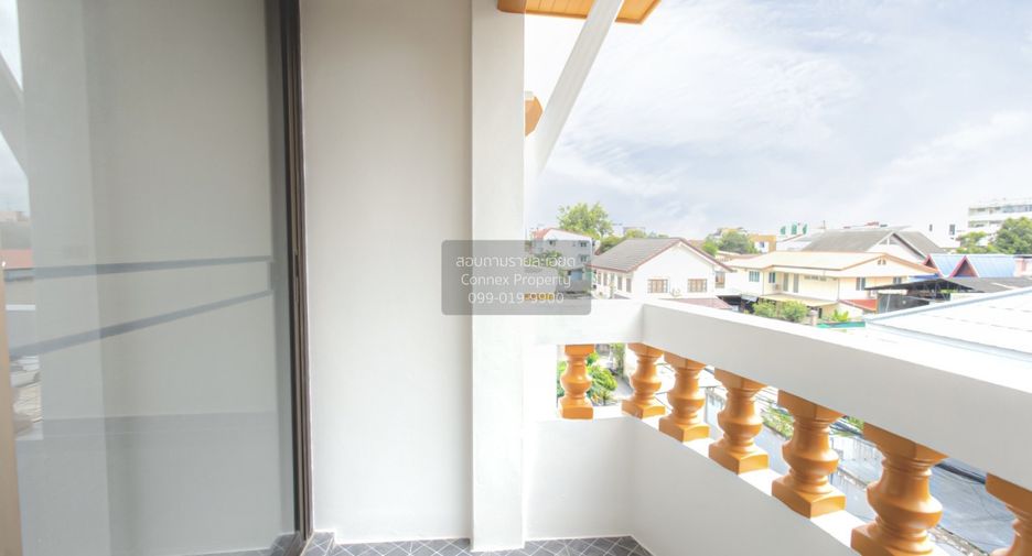 For sale 4 bedrooms townhouse in Huai Khwang, Bangkok