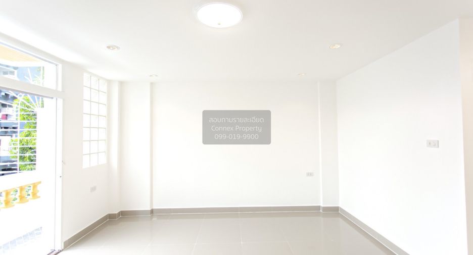 For sale 4 bedrooms townhouse in Huai Khwang, Bangkok