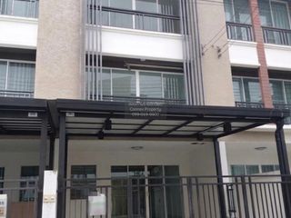 For sale 3 bedrooms townhouse in Lat Phrao, Bangkok
