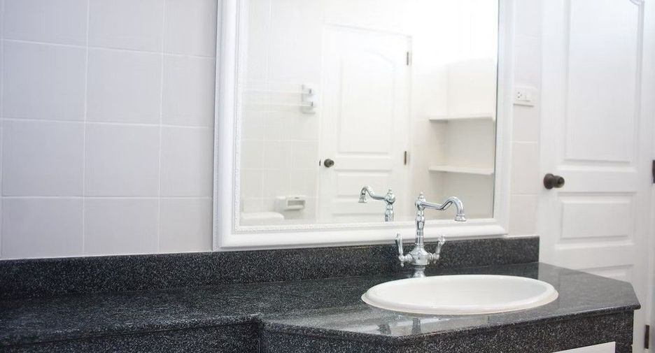 For rent 3 bedrooms apartment in Watthana, Bangkok
