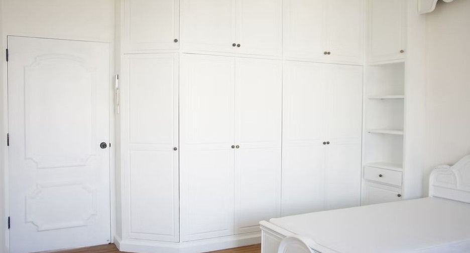 For rent 3 bedrooms apartment in Watthana, Bangkok