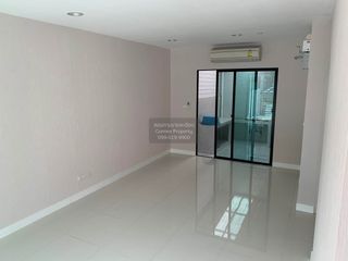 Casa adosada en venta de 3 habitaciones en Phasi Charoen, Bangkok