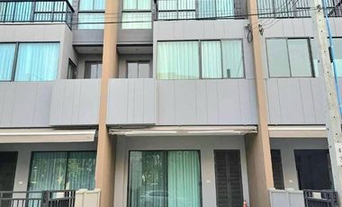 出租 3 卧室 联排别墅 在 Saphan Sung, 曼谷