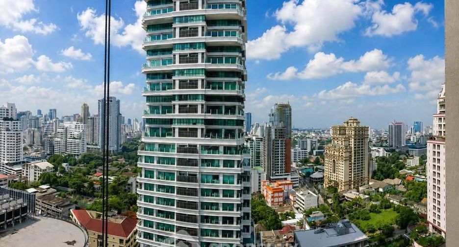 For rent 2 bedrooms condo in Khlong Toei, Bangkok