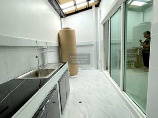 Casa adosada en venta de 3 habitaciones en Bang Phli, Samut Prakan