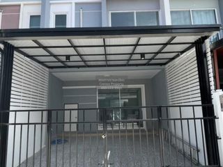 Casa adosada en venta de 3 habitaciones en Bang Phli, Samut Prakan