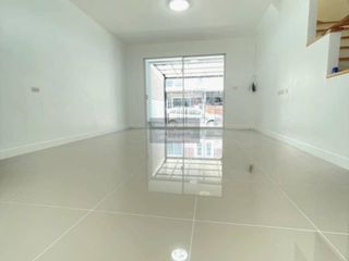 Casa adosada en venta de 3 habitaciones en Bang Phli, Samut Prakan