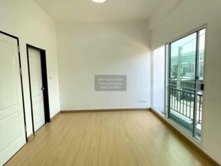 Casa adosada en venta de 3 habitaciones en Bang Phli, Samut Prakan
