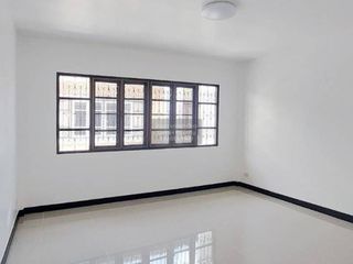 À vendre 3 chambres maison de ville à Bang Bua Thong, Nonthaburi