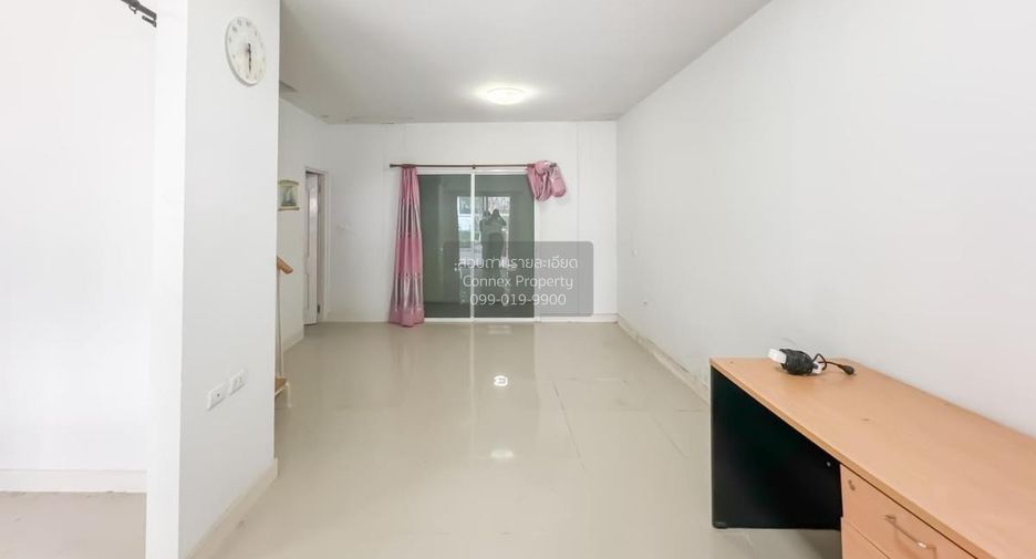 Casa adosada en venta de 3 habitaciones en Lam Luk Ka, Pathum Thani