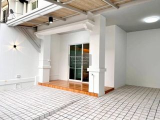 Casa adosada en venta de 3 habitaciones en Nong Khaem, Bangkok