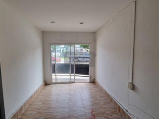 Casa adosada en venta de 4 habitaciones en Krathum Baen, Samut Sakhon